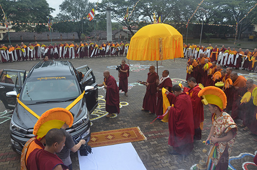 welcome ceremony to HE Jangtse Choeje Kyabje Gosok Rinpoche